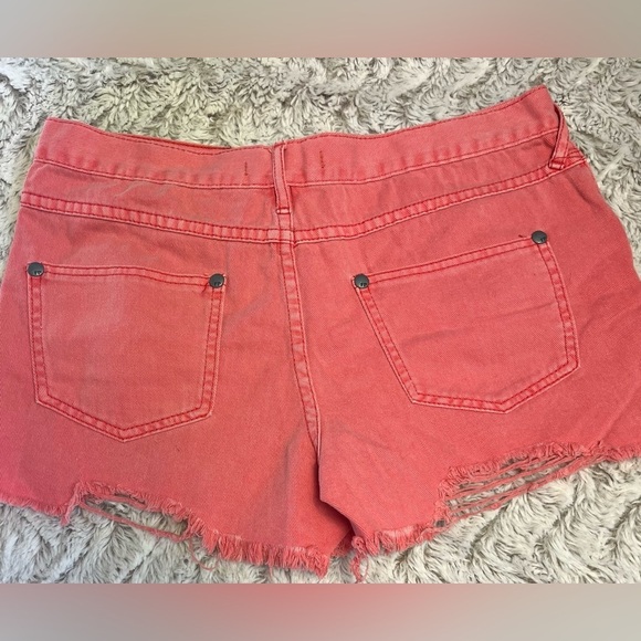 Free People Coral Cutoff Distressed Denim Shorts Boho Spring Summer NWT
Size 28 - Picture 3 of 6